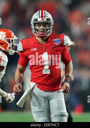 (PHOTOS DU FICHIER).ancien quartier des Buckeyes de l'État de l'Ohio (1) Justin Fields devrait passer la 1ère ronde de la version finale de la NFL, ici il est photographié le 28 décembre 2019 par rapport aux Tigers Clemson, la version finale de la NFL aura lieu à Cleveland, Ohio, le 29 avril 2021.(crédit obligatoire : Jose/SonyPro/Cal Sport Media) (photographe complet absolu et crédits requis) Banque D'Images