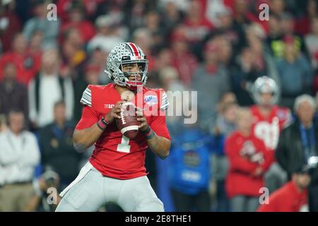 (PHOTOS DU FICHIER).ancien quartier des Buckeyes de l'État de l'Ohio (1) Justin Fields devrait passer la 1ère ronde de la version finale de la NFL, ici il est photographié le 28 décembre 2019 par rapport aux Tigers Clemson, la version finale de la NFL aura lieu à Cleveland, Ohio, le 29 avril 2021.(crédit obligatoire : Jose/SonyPro/Cal Sport Media) (photographe complet absolu et crédits requis) Banque D'Images