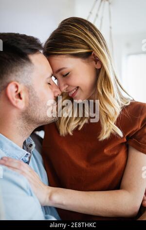 Couple mignon en amour enserrer et avoir le grand temps ensemble à la maison Banque D'Images