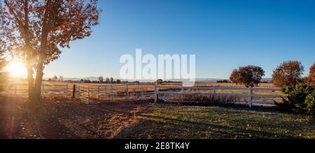 Colorado Farrm avec clôture blanche en automne avec San Juan montagnes en arrière-plan au coucher du soleil Banque D'Images
