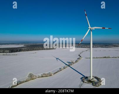 Sieversdorf, Allemagne. 31 janvier 2021. Une éolienne du fabricant Siemens dans le quartier Oder-Spree (vue aérienne avec un drone). Credit: Patrick Pleul/dpa-Zentralbild/ZB/dpa/Alay Live News Banque D'Images