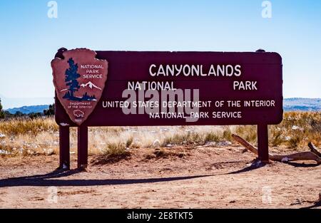 Panneau d'entrée au parc national de Canyonlands, près de Moab Utah, lors d'une journée d'automne claire et nette au coucher du soleil Banque D'Images