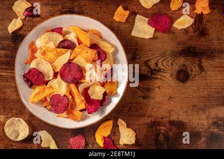 Croustilles de légumes saines, photo de dessus sur fond de bois rustique foncé avec un endroit pour le texte Banque D'Images