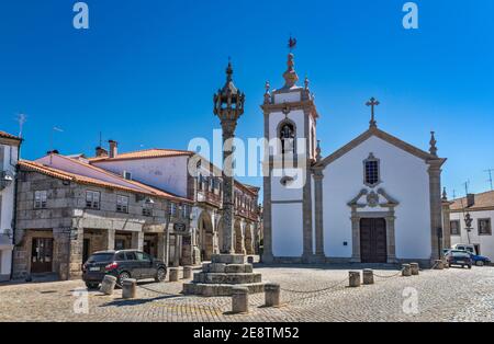 Église de Sao Pedro à Largo do Pelourinho, place principale à Trancoso, région du Centro, Portugal Banque D'Images