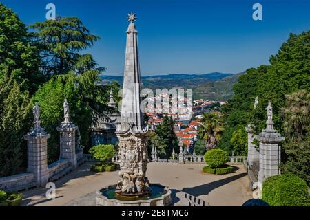 Obélisque baroque, statues en escalier vers Santuario de Nossa Senhora dos Remedios, lieu de pèlerinage à Lamego, région Norte, Portugal Banque D'Images