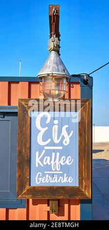 Panneau de restaurant en bois sur la plage. Lettre avec Kaffee EIS Getränke signifie café boissons glacées. Banque D'Images