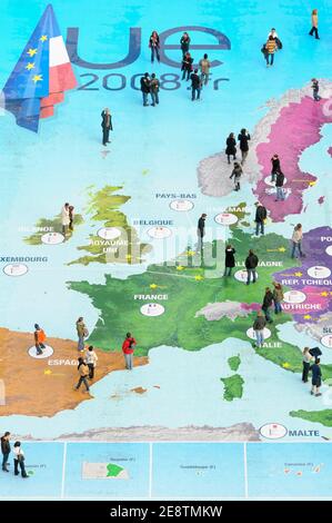 Les gens explorent une carte de l'Europe à la Tour Eiffel pour célébrer la présidence française du Conseil de l'Union européenne à Paris, France, 2008. Banque D'Images