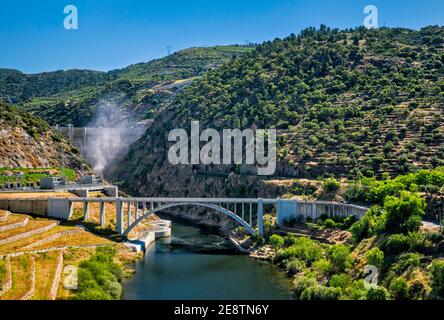 Pont routier au-dessus de Rio Tua près du confluent Rio Douro, barrage Foz Tua à distance, près de Sao Mamede, région Norte, Portugal Banque D'Images