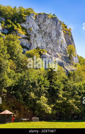 Pic de calcaire de la montagne Sokolica dans la vallée de Bedkowska dans le Jura Krakowsko-Czestochowska Haut de la montagne près de Cracovie dans la petite Pologne Banque D'Images