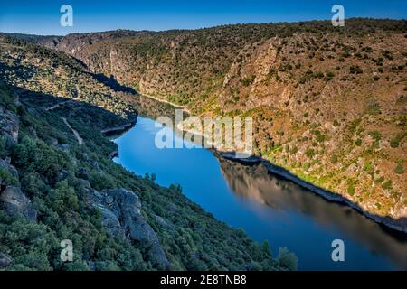 Point de vue sur Rio Douro, côté espagnol sur la droite, près du village de Freixiosa, Parc naturel international du Douro, Tra-os-Montes, région Norte, Portugal Banque D'Images