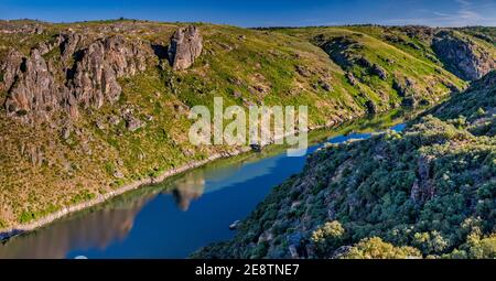 Point de vue sur Rio Douro, côté espagnol sur la gauche, près du village de Freixiosa, Parc naturel international du Douro, Tra-os-Montes, région Norte, Portugal Banque D'Images