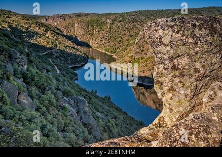 Point de vue sur Rio Douro, côté espagnol sur la droite, près du village de Freixiosa, Parc naturel international du Douro, Tra-os-Montes, région Norte, Portugal Banque D'Images