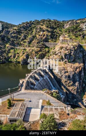 Barrage de Picote sur Rio Douro, côté espagnol en arrière-plan, près du village de Picote, Parc naturel international du Douro, Tros-os-Montes, région Norte, Portugal Banque D'Images