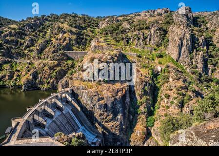 Barrage de Picote sur Rio Douro, côté espagnol en arrière-plan, près du village de Picote, Parc naturel international du Douro, Tros-os-Montes, région Norte, Portugal Banque D'Images