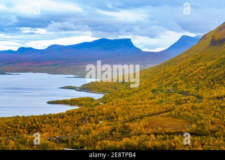 Vue de Björkliden sur Lapporten à Abisko en automne avec des arbres pleins de couleurs, comté de Kiruna, Laponie suédoise, Suède Banque D'Images