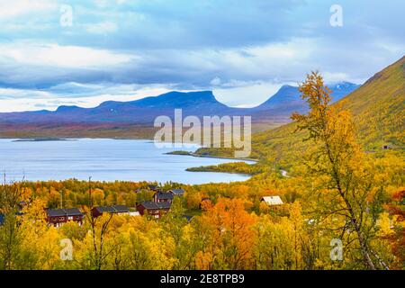 Vue de Björkliden sur Lapporten à Abisko en automne avec des arbres pleins de couleurs, comté de Kiruna, Laponie suédoise, Suède Banque D'Images