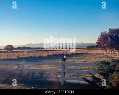 Colorado Farrm avec clôture blanche en automne avec San Juan montagnes en arrière-plan au coucher du soleil Banque D'Images