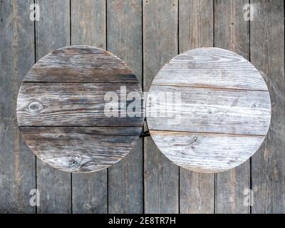 Table ronde en bois. Deux panneaux de texture en bois vides forment un cercle sur l'arrière-plan du plancher en bois, vue du dessus. Banque D'Images