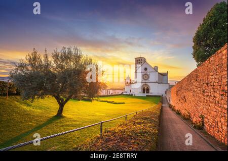 Église haute de la basilique d'Assise, San Francesco ou Saint François au coucher du soleil. Pérouse, Ombrie, Italie, Europe. Banque D'Images