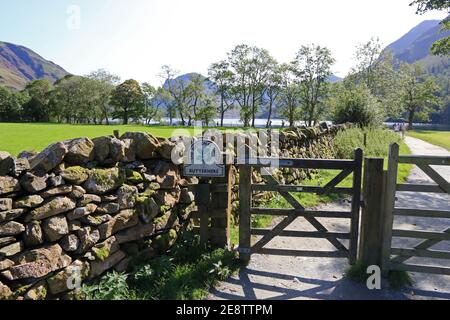 Signature de National Trust sur le poste d'entrée à pied Autour de Buttermere Banque D'Images