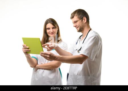 Deux médecins discutant des tests du patient tout en regardant le écran de la tablette Banque D'Images