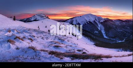 Panorama sur la montagne en hiver au coucher du soleil Banque D'Images