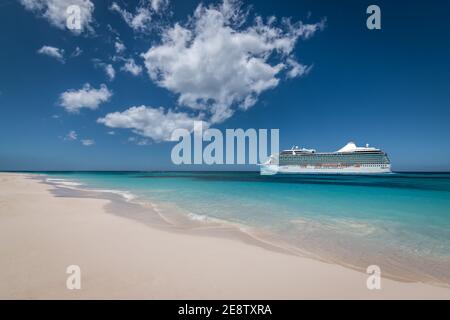 Vue latérale du bateau de croisière sur la plage Banque D'Images