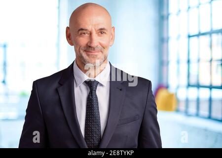 Photo portrait d'un homme d'affaires qui porte un costume et une cravate au bureau. Banque D'Images