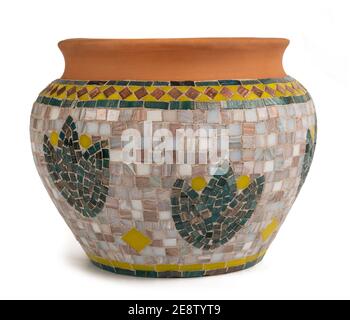 vase recouvert de mosaïques isolées sur blanc Banque D'Images