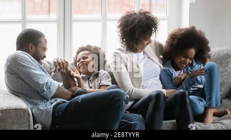 Gros plan les parents et les enfants afro-américains qui chatouillaient avec joie Banque D'Images