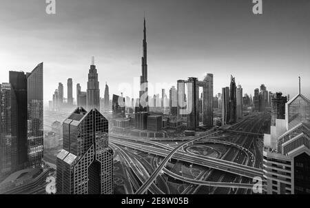 Vue sur les gratte-ciel modernes et occupé les routes du soir dans la ville de Dubaï de luxe de Dubaï, Emirats Arabes Unis Banque D'Images