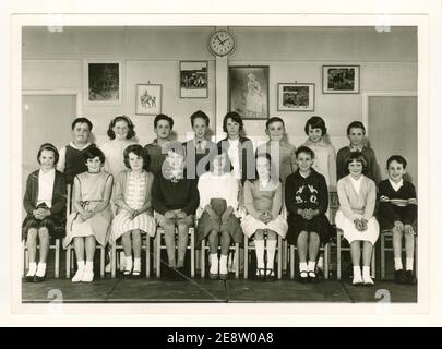 Photo de l'école de groupe des années 60, Mowmacare Primary School, élèves de 10 à 11 ans, Leicester, Royaume-Uni, en date de 1963 Banque D'Images