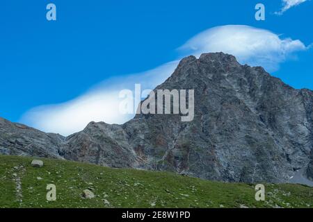 Nuages typiques entourant un pic pendant föhn, un vent orageux en Suisse Banque D'Images