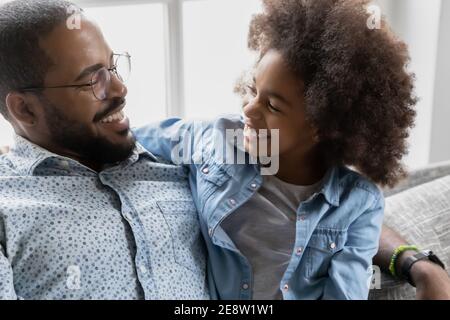 Gros plan père et fille afro-américains joyeux s'amuser Banque D'Images