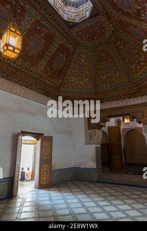 Plafond en bois sculpté et peint dans l'une des chambres autour de la cour du Palais Bahia à Marrakech, Maroc. Banque D'Images