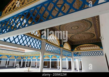 La galerie autour de la Grande Cour du Palais Bahia à Marrakech, Maroc. Banque D'Images