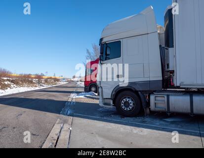 Aire de repos en hiver avec des camions Banque D'Images