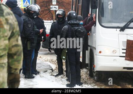 Des policiers ont vu des prisonniers et fouiller un manifestant au cours de la manifestation en faveur du leader politique de l'opposition Alexei Navalny. Des centaines de manifestants se sont rassemblés dans le centre-ville de Nijni Novgorod pour protester contre l'arrestation du leader politique de l'opposition Alexey Navalny. Navalny a été arrêté le 17 janvier lorsqu'il est revenu d'Allemagne, où il avait passé cinq mois à se remettre d'un empoisonnement. Banque D'Images