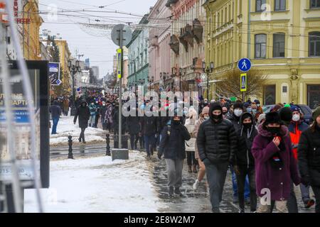 Les partisans du leader politique de l'opposition Alexei Navalny ont vu des marches dans le centre-ville pendant la manifestation. Des centaines de manifestants se sont rassemblés dans le centre-ville de Nijni Novgorod pour protester contre l'arrestation du leader politique de l'opposition Alexey Navalny. Navalny a été arrêté le 17 janvier lorsqu'il est revenu d'Allemagne, où il avait passé cinq mois à se remettre d'un empoisonnement. Banque D'Images