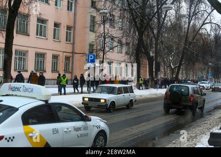 Les manifestants ont assisté à un rassemblement en faveur du leader politique de l'opposition Alexei Navalny. Des centaines de manifestants se sont rassemblés dans le centre-ville de Nijni Novgorod pour protester contre l'arrestation du leader politique de l'opposition Alexey Navalny. Navalny a été arrêté le 17 janvier lorsqu'il est revenu d'Allemagne, où il avait passé cinq mois à se remettre d'un empoisonnement. Banque D'Images