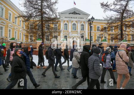 Les partisans du leader politique de l'opposition Alexei Navalny ont vu des marches dans le centre-ville pendant la manifestation. Des centaines de manifestants se sont rassemblés dans le centre-ville de Nijni Novgorod pour protester contre l'arrestation du leader politique de l'opposition Alexey Navalny. Navalny a été arrêté le 17 janvier lorsqu'il est revenu d'Allemagne, où il avait passé cinq mois à se remettre d'un empoisonnement. Banque D'Images