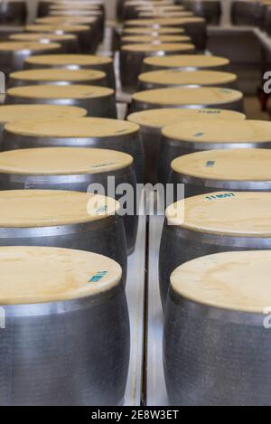 Parmigiano reggiano fromage dans des moules en métal pour le façonner en les tours sont prêts à être stockés et à mûrir dans Bologne Italie Banque D'Images