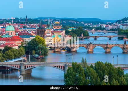 Prag , image des ponts de Prague au-dessus de la Vltava, capitale de la République tchèque, pendant la nuit bleue,Prague,République tchèque Banque D'Images