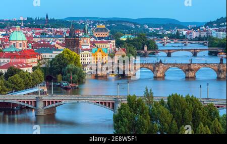 Prag , image des ponts de Prague au-dessus de la Vltava, capitale de la République tchèque, pendant la nuit bleue,Prague,République tchèque Banque D'Images