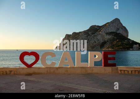 Lettrage avec le nom de la ville de Calpe, province d'Alicante, Costa Blanca, Espagne. Banque D'Images