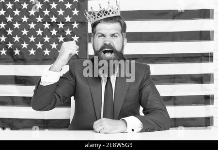 Homme d'affaires de bonne réputation homme assis bureau drapeau américain fond, la renommée et le concept de gloire. Banque D'Images