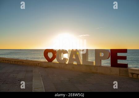 Lettrage avec le nom de la ville de Calpe, province d'Alicante, Costa Blanca, Espagne. Banque D'Images