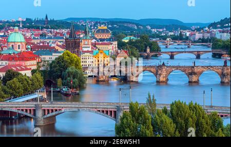 Prag , image des ponts de Prague au-dessus de la Vltava, capitale de la République tchèque, pendant la nuit bleue,Prague,République tchèque Banque D'Images