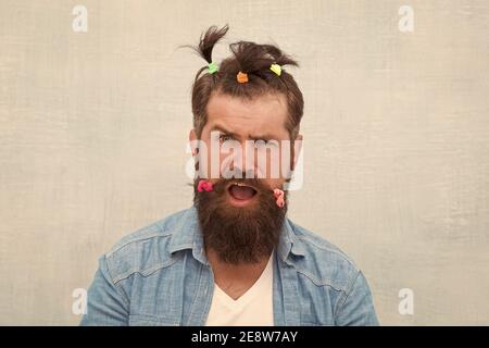 Homme positif et étonné. Portrait drôle de l'homme avec coiffure drôle. Barbershop et coiffeur. Bonne fête des pères. Hipster charismatique. Bonne fête. Fait pour le plaisir. Visages comiques et émotions. Banque D'Images