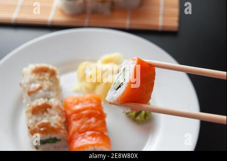 sushi prendre des bâtonnets de bambou. Sushi sur une assiette Banque D'Images